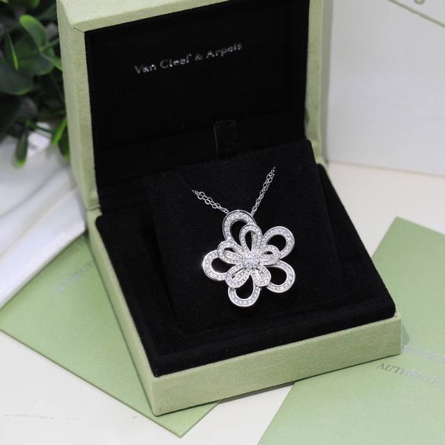 Precision-Crafted Vca Van Cleef & Arpels Flowerlace Large Flower Necklace. Elega
