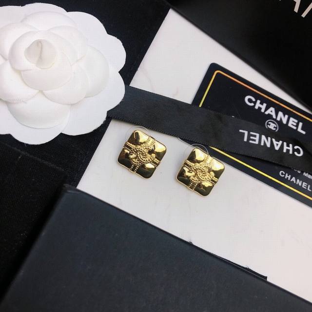 Chanel Chanel New Ear Studs Made Of Brass, A Fresh And Elegant Design. Flatters