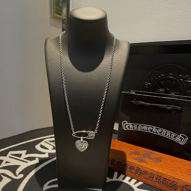 New Arrival, Counter Quality Chrome Hearts Classic Necklace With Heart-Shaped Vi