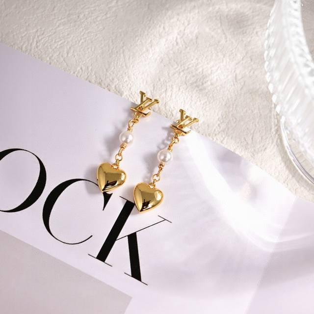 Hot And Elegant Lv New Ear Studs Louis Vuitton Sweeps The Fashion World, Runway