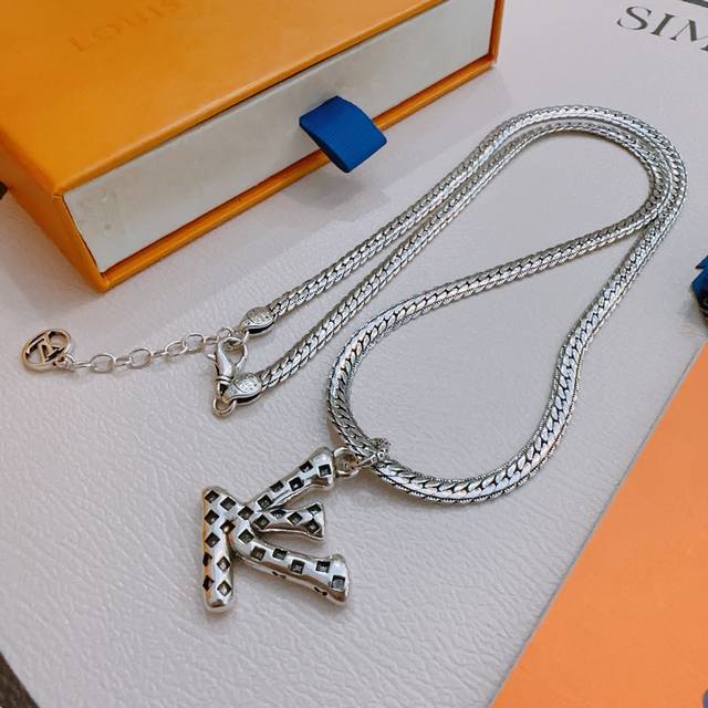 Louis Vuitton Lv Necklace Authentic Factory-Direct New Arrival Retro Fashion Mus