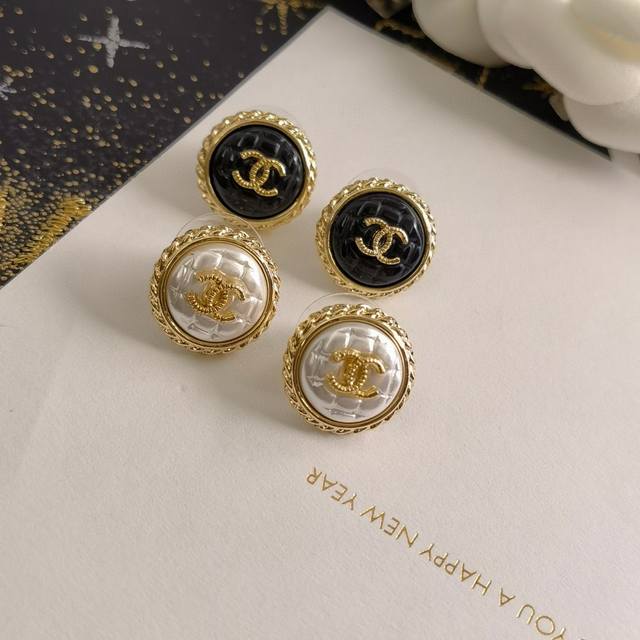 Hurry Up And Grab Them! Chanel's New Bean-Shaped Agate Pearl Letter Earrings Wit