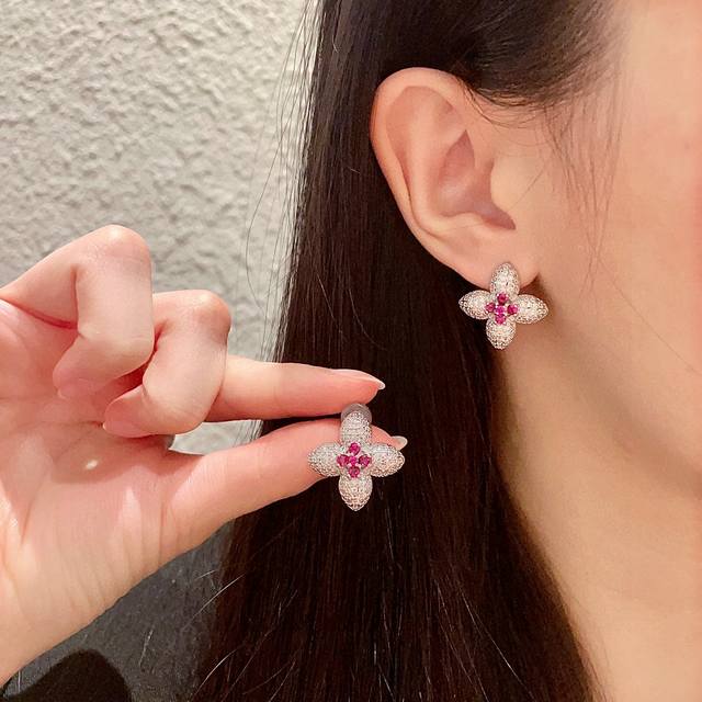 Lv Louis Vuitton 2025 Early Spring New Arrival Earrings Classic Monogram Earring