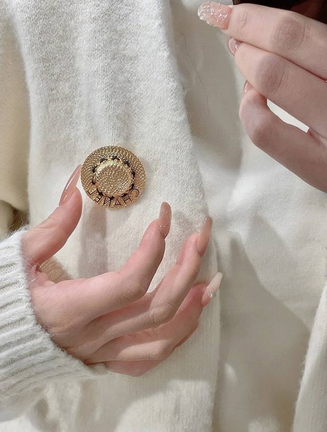 High-Quality, Details As Shown In The Photo. The Straw Hat Brooch Has A Full-Bod