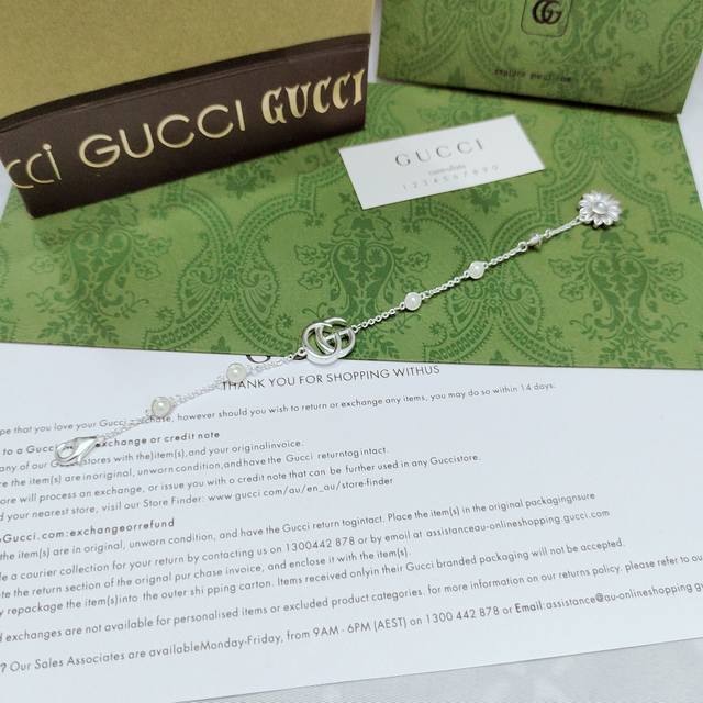 Gucci This Gg Marmont Series Fashion Piece Seamlessly Integrates Crystal Pearl D