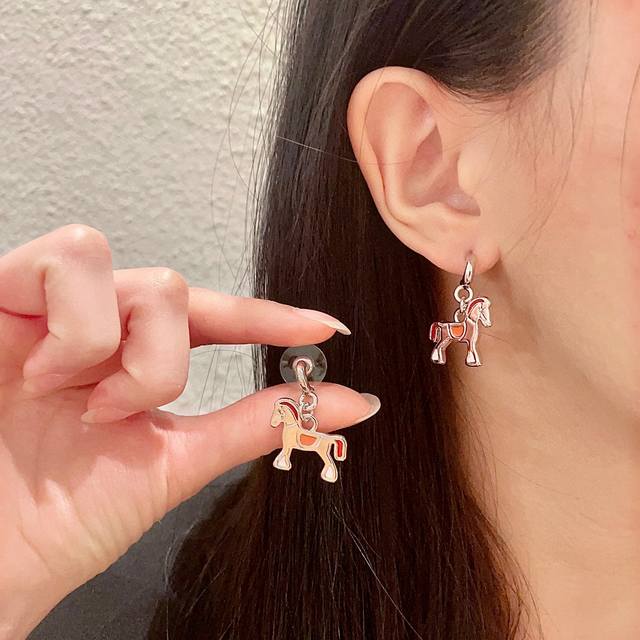 Hermes Earrings. This Design Is Extremely Delicate And Luxurious. The Ear Effect