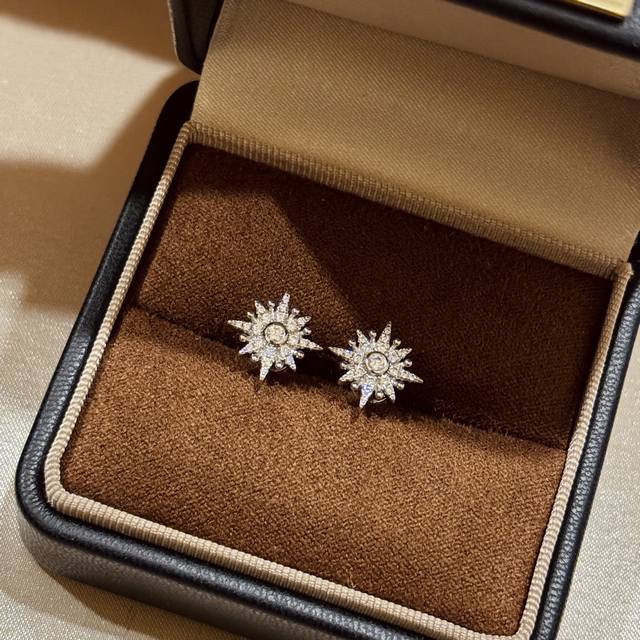 A5760 Classic And Timeless Flower Diamond Snowflake Earrings. Forget-Me-Not. The