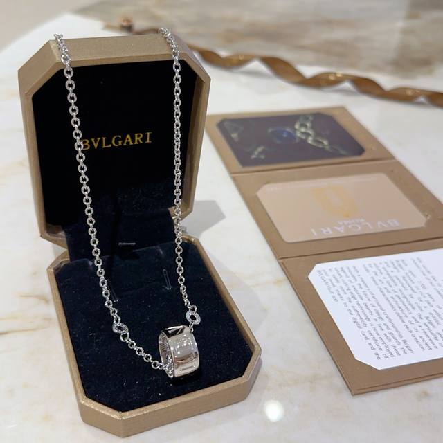 Bvlgari Necklace In V Gold. Bvlgari Divas' Dream Series, Flawless Condition, Imp