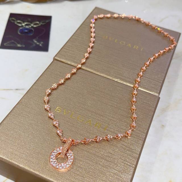 Bvlgari Necklace In V Gold. Bvlgari Divas' Dream Series, Flawless Condition, Unm