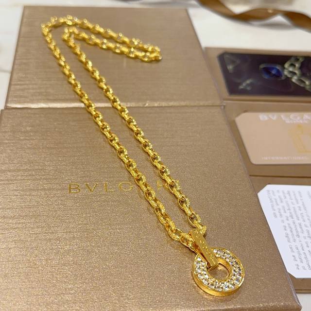 Bvlgari Necklace In V Gold. Bvlgari Divas' Dream Series, Flawless Condition, Unm