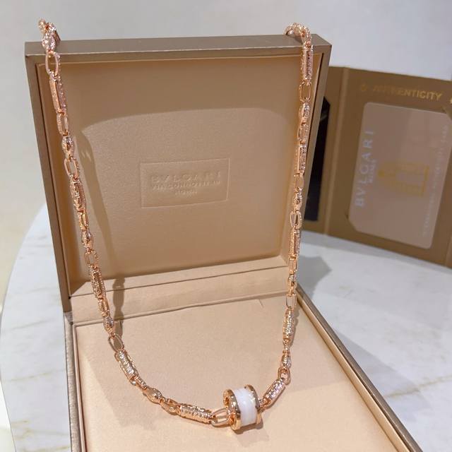 Bvlgari Necklace In V Gold. Bvlgari Divas' Dream Series, Flawless Condition, Unp