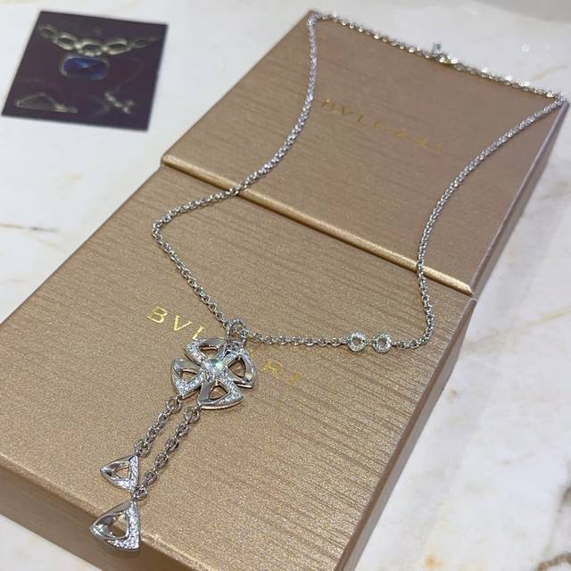 Bvlgari Necklace In V Gold. Bvlgari Divas' Dream Series, Flawless Condition, Unm