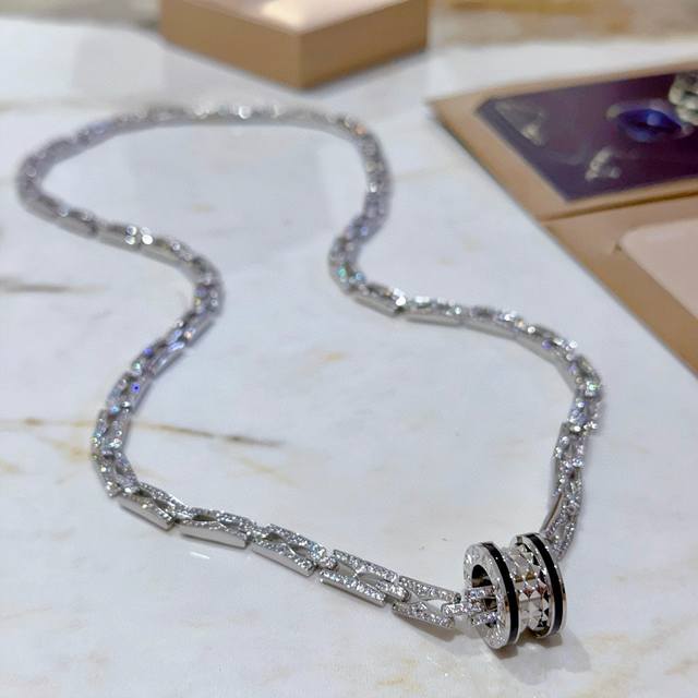 Bvlgari Necklace In V Gold. Bvlgari Divas' Dream Series, Flawless Condition, Unp