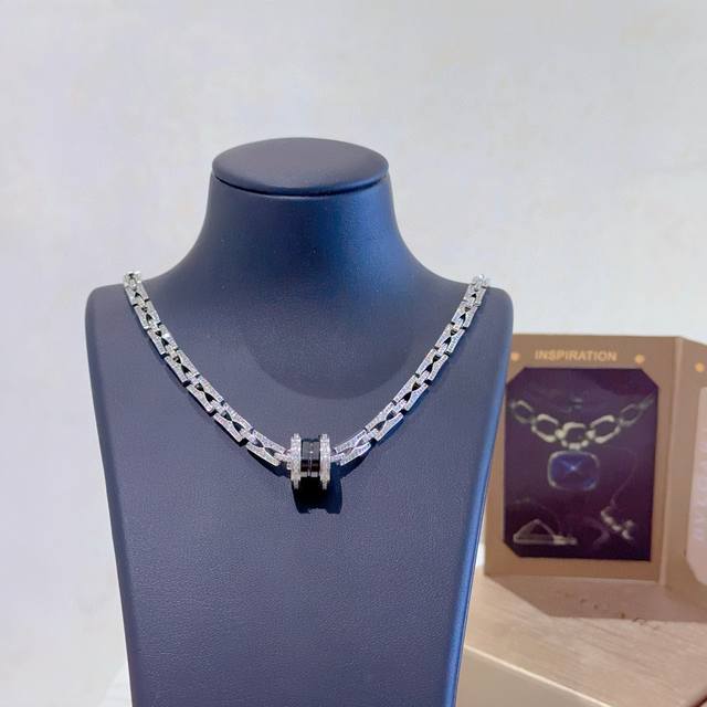 Bvlgari Necklace In V Gold. Bvlgari Divas' Dream Series, Perfect Condition, Unma