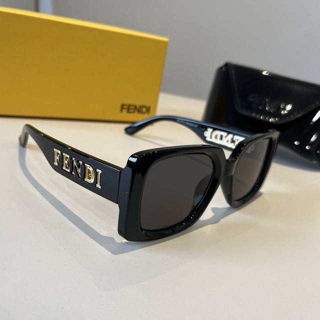 Fendi Sunglasses Never Go Wrong With This Style! I Love It! Sunglasses Trend Kin