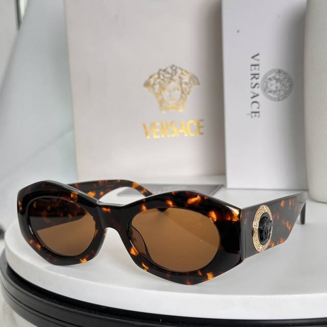 Versac*Model: Ve422 Esize: 51 Mouth 21-145