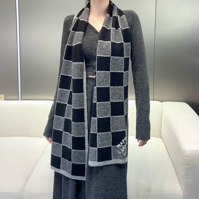Lv Year's Latest Checkerboard Pattern Couple's Style Still Rare In Photos, Just