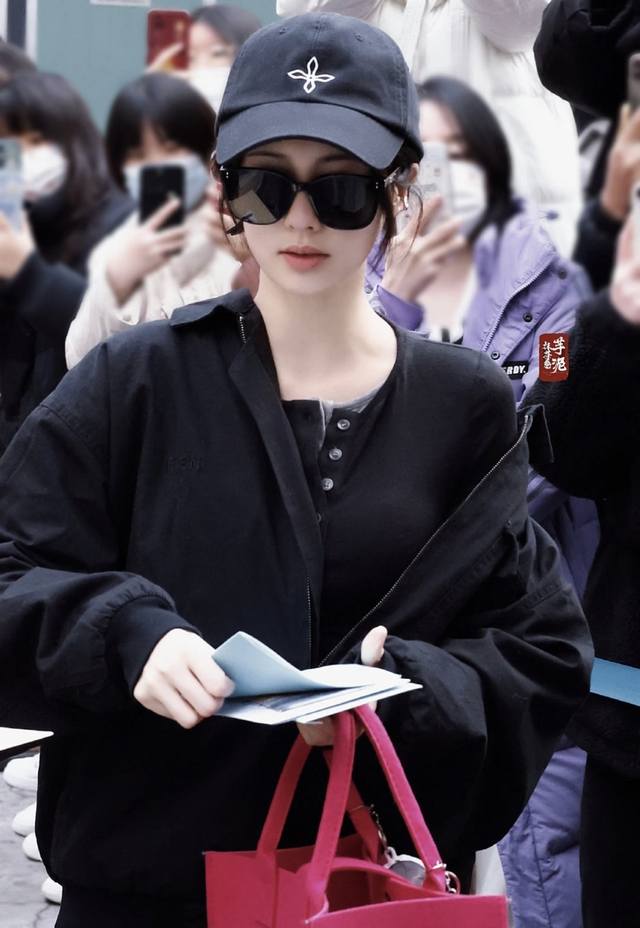 Brand: Gentle Monster Model: Queen Description: Polarized Sunglasses In The Same