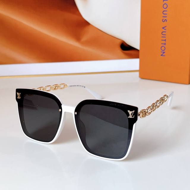 Louis Vuitto* Model: Z1853U Size: 53 Mouth 22-145