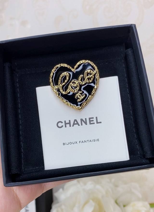 High-Quality, Details As Shown. Fragrant Diamond-Patterned Black Enamel Heart-Sh