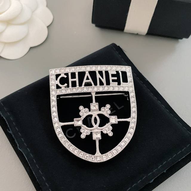 High-Quality, Details As Shown In The Photo. Fragrant Shield Brooch Z 4500+, A V