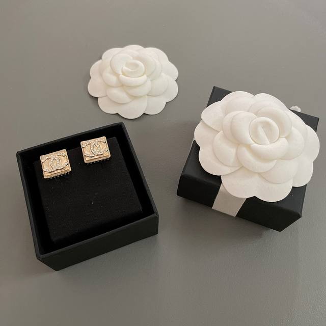 Our Product: Square Metal Ear Studs Z 3500, A Very Elegant And Beautiful Design.