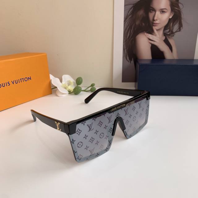 Louis Vuitton Classic Series Square Frame Sunglasses, Cool And Stylish, Flatteri