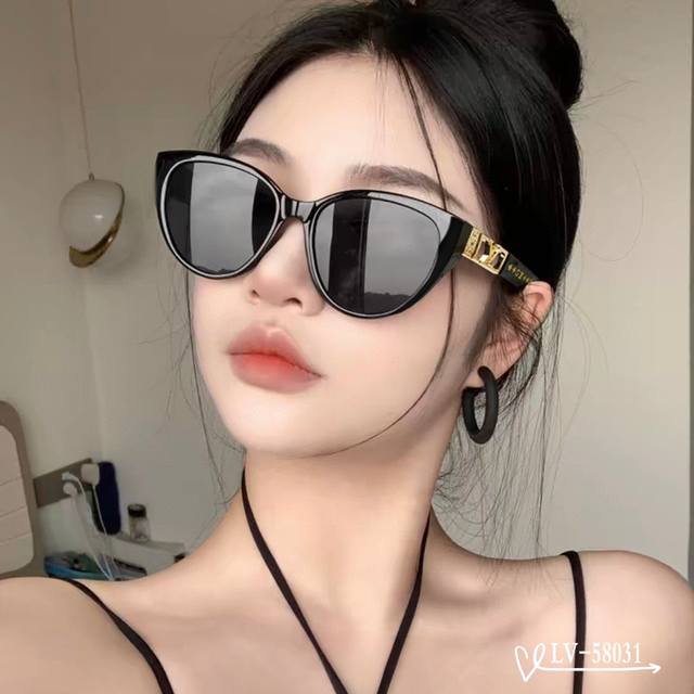 Louis Vuitton-Lv . Polarized Resin Lenses . Tr Frame For Lightweight And Comfort