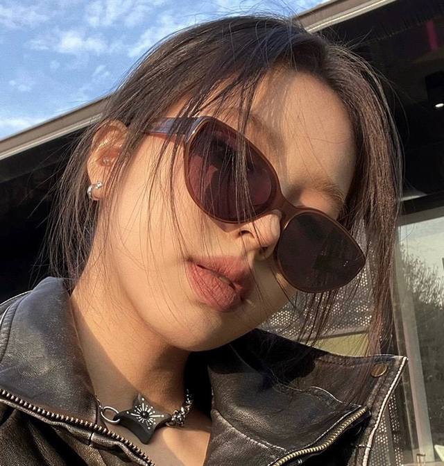 Balenciaga 2025 Spring New Arrival One-Piece Frame Small-Frame Sunglasses For Me