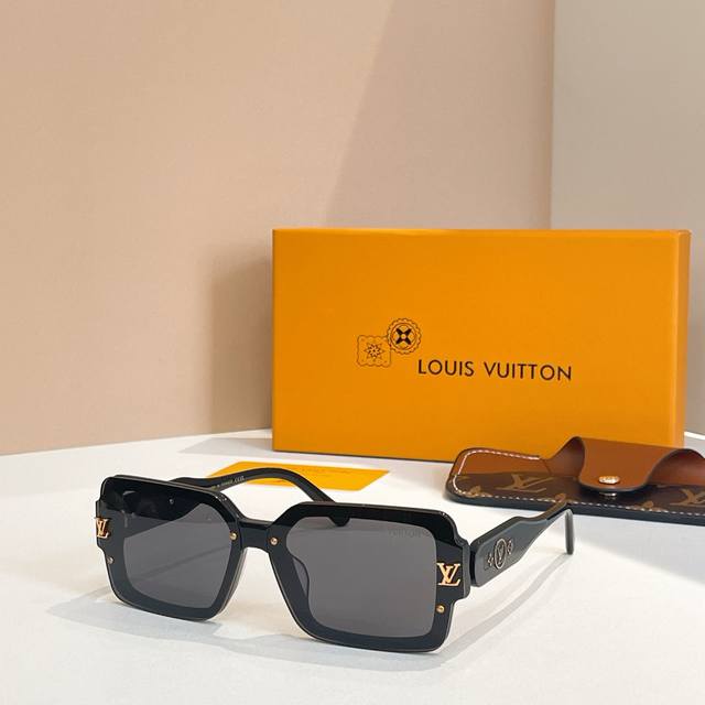 Louis Vuitto*Model: Z2002U Size: 53 Mouth 22-145