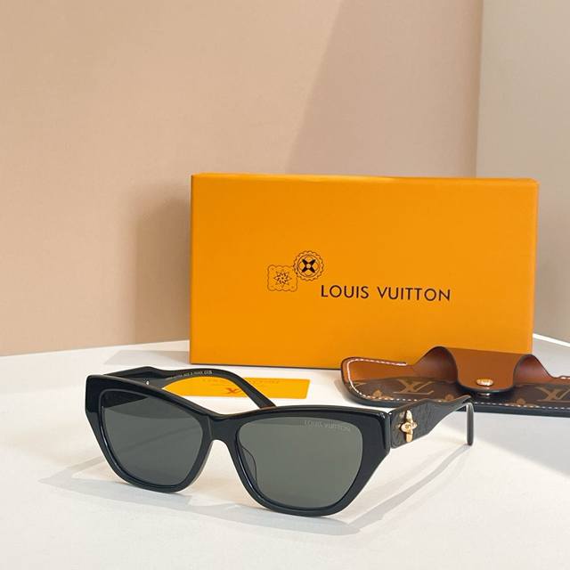 Louis Vuitton*Model: Z2003U Size: 53Mm 22-145