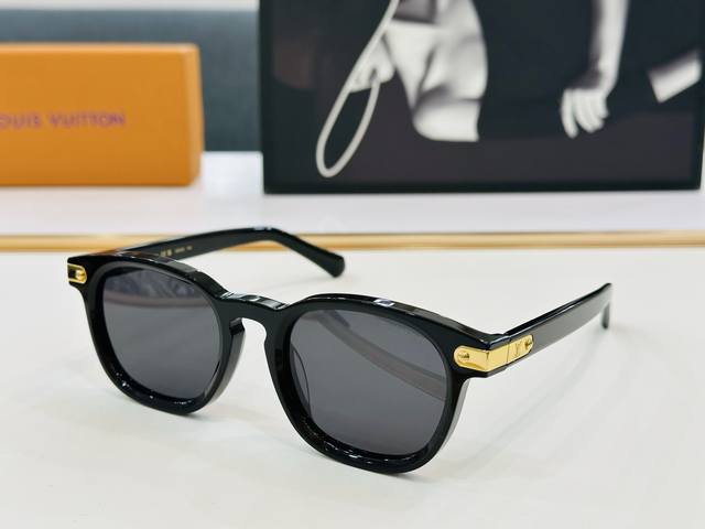 Louis Vuitton Z2655U Size: 55Mm 22-145 Vibrant, Showcasing Unique Personality An