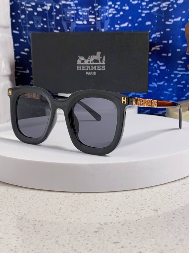 Hermes 2025 New Retro Square Versatile Sunglasses For Women, Round Face Slimming