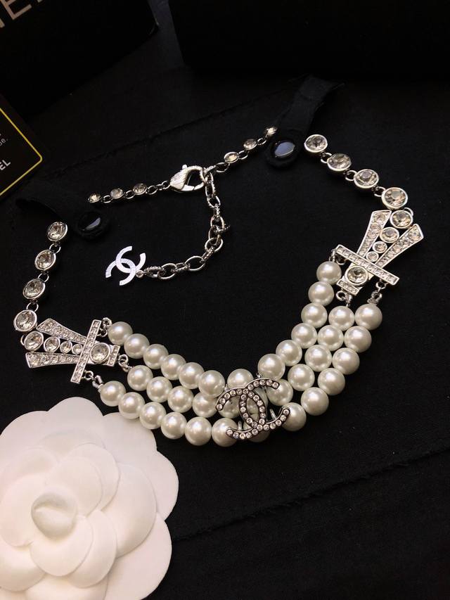 Chanel High-Fashion Chanel Choker New Pearl Necklace. It Gives An Elegant And No