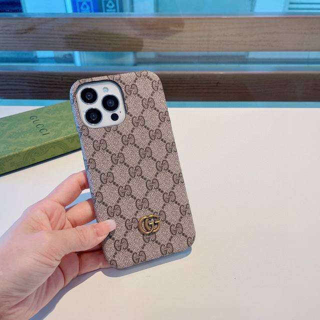 Gucci Classic Monogram Case, Metal Logo With Oiled Edges,Official Websiterelease