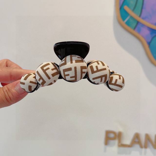 With Packaging Fendi New Hairpin, Acrylic Grab Clip, Ultra-Delicate Edges, A Mus