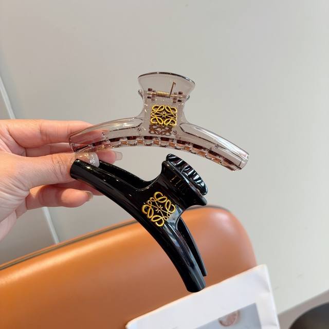 With Packaging Celine New Fashion Grab Clip Hairpin, A Must-Have Item For Goddes