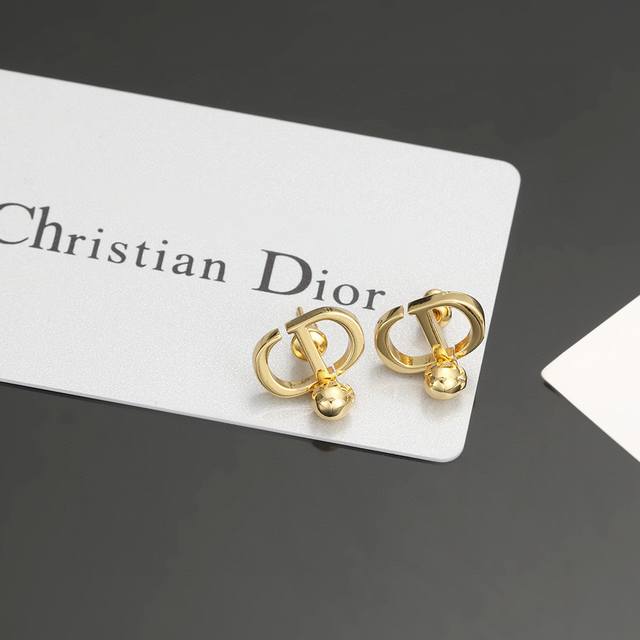 Dior Letter C Earring This Dior Tribales Earring Reinterprets The Dior Iconic De