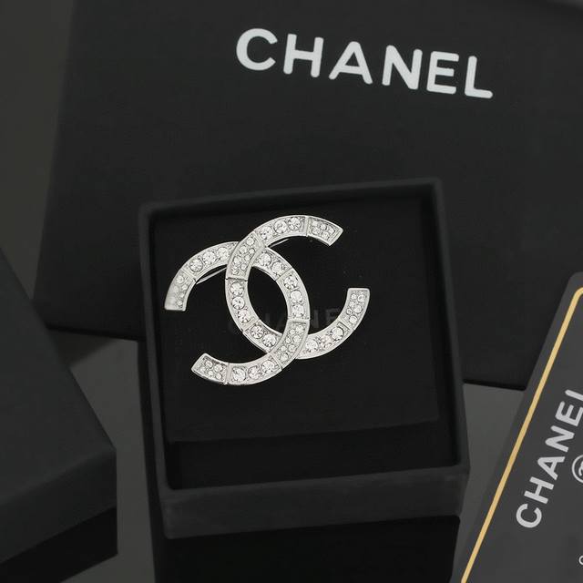 Chanel's Hottest Brooch, The Highest-Grade Authentic Piece, A Full-Diamond Brooc