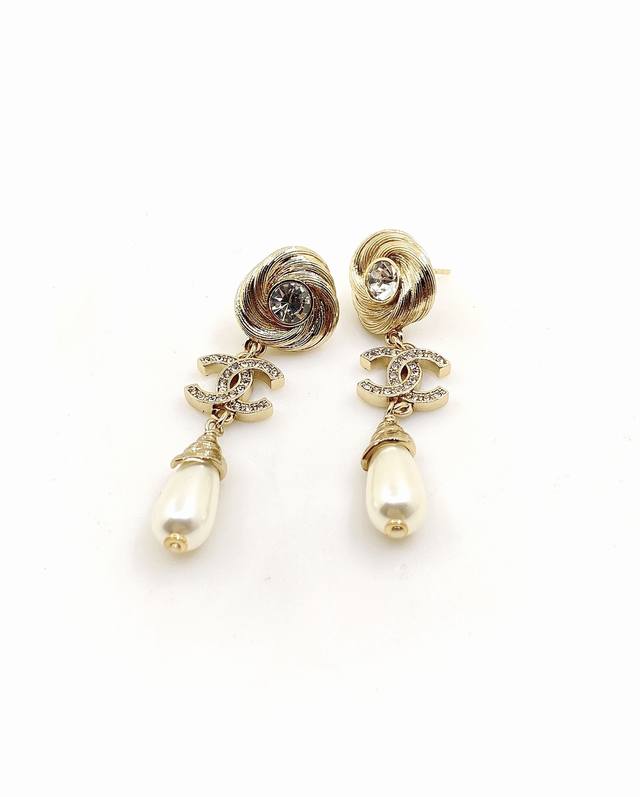Ch*Nel Latest Light Gold Round Diamond Long Earrings, Consistent Zp Brass Materi