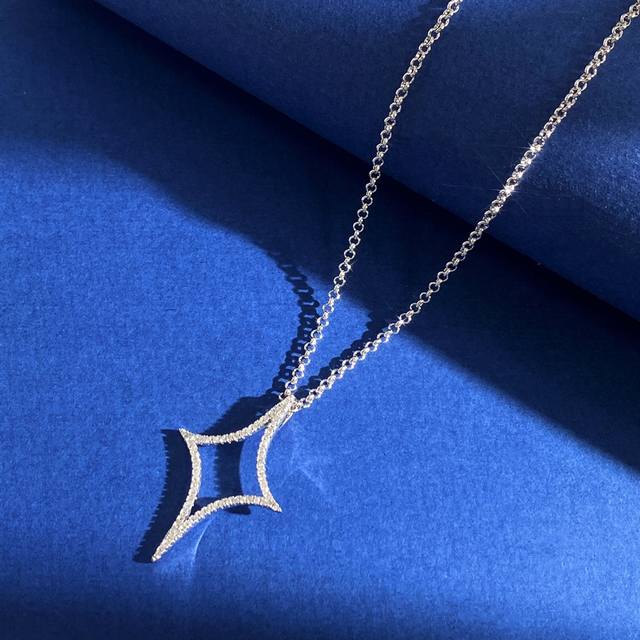 Unbranded Niche Design, Sparkling Luxury Fashion, Openwork Full-Diamond Starburs