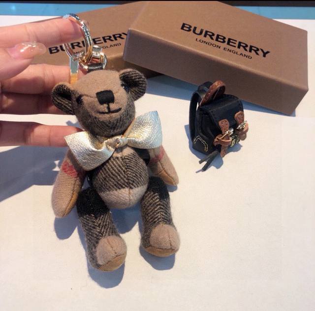 Burberry Factory-Made P-Shaped Bear Keychain, Healing Bear With A Teddy Bear Key