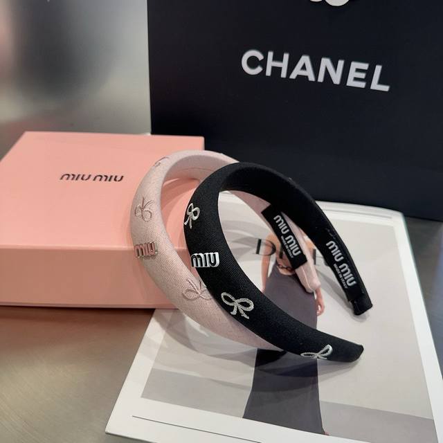 With Packaging Box Miumiu New Hairband. Simple And Elegant, Practical And Versat