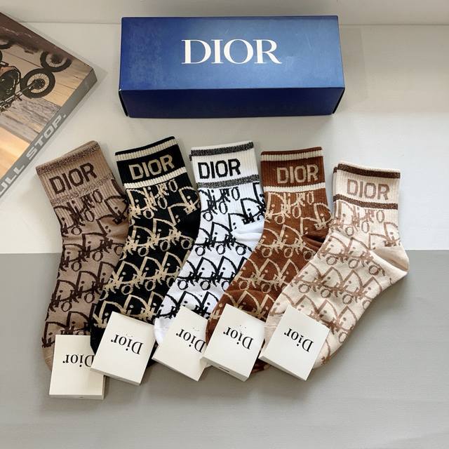 With Packaging, One Box Of 5 Pairs Dior New Letter Logo Mid-Calf Socks! A Must-H