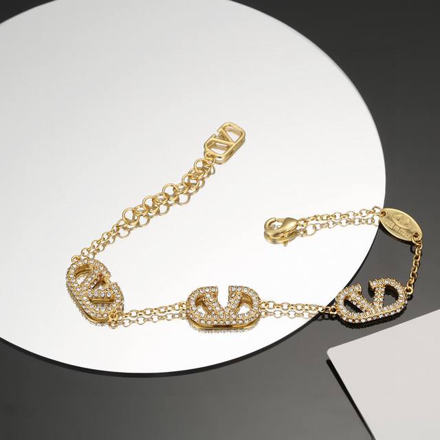 Valentino Handchain New Arrival! Simple And Elegant, Fashionable And Versatile.