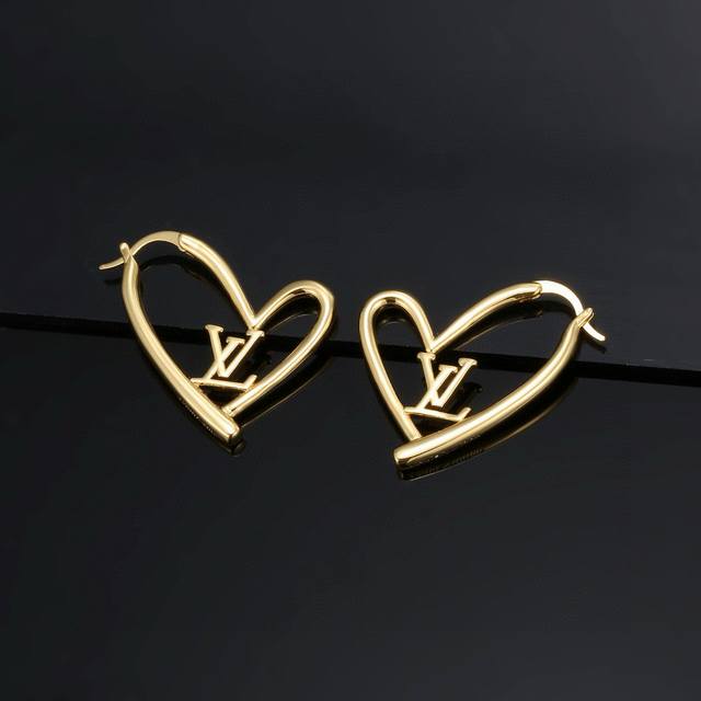 Louis Vuitton Necklace: Crafted With Exquisite Artistry, The Lv Heart-Shaped Ear