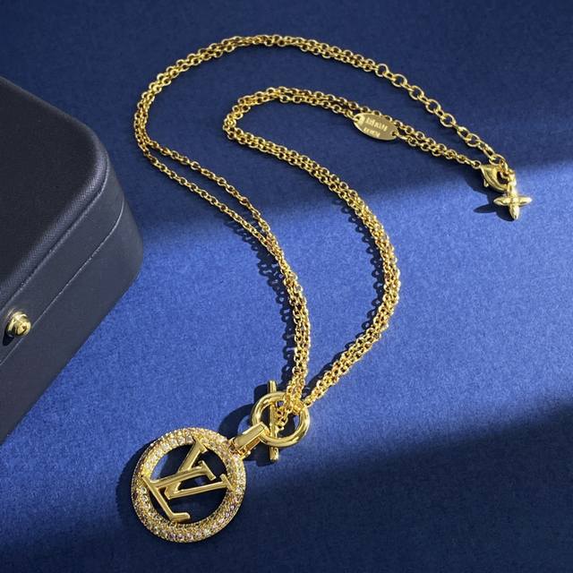 Louis Vuitton European And American Fashion Color Diamond Full Diamond Round Hol