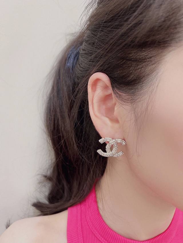 High-Quality, Details As Shown In The Photo. Fragrant 22K Double C-Shaped Diamon