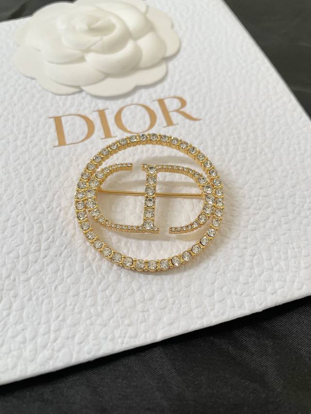 High-Quality, Details As Shown In The Photo. The Brooch Features An Abundance Of