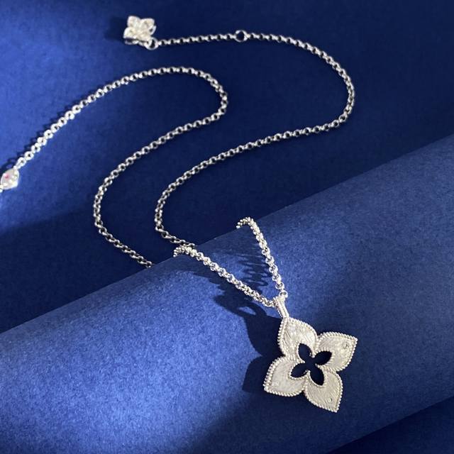 Roberto Coin Keying Four-Petal Flower, Four-Leaf Flower, White Diamond-Studded M